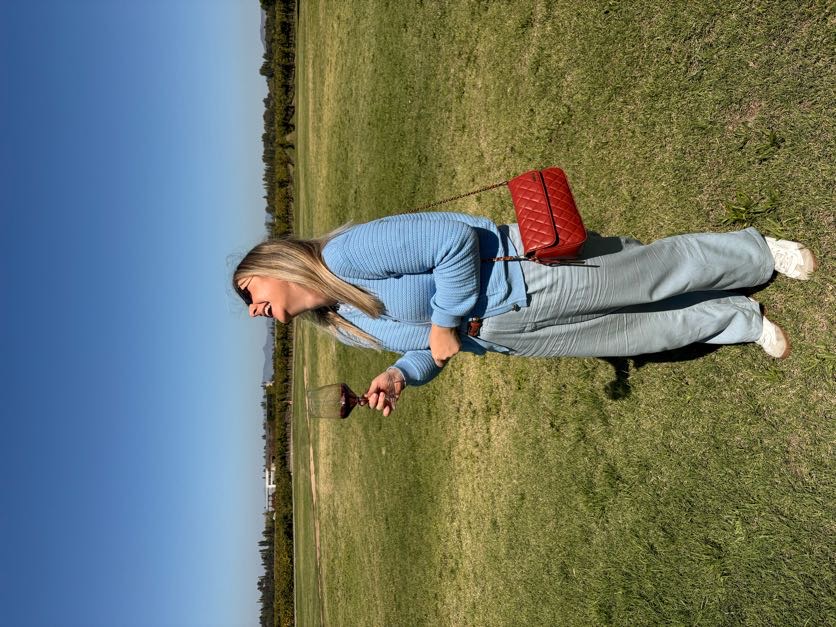 Carla degustando na Hygge Wine Experience