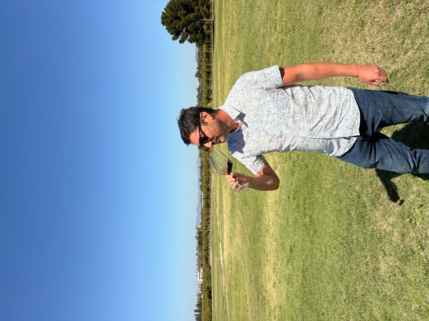 Esteban degustando na Hygge Wine Experience