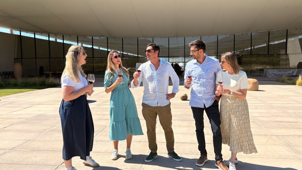 Equipe em frente à Viña VIK