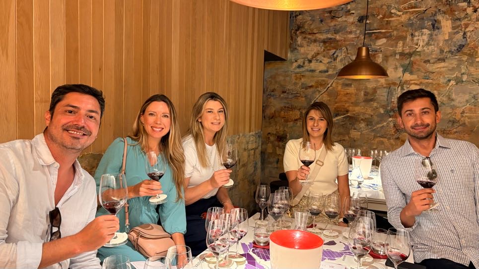 Equipe no salão de degustação da VIK