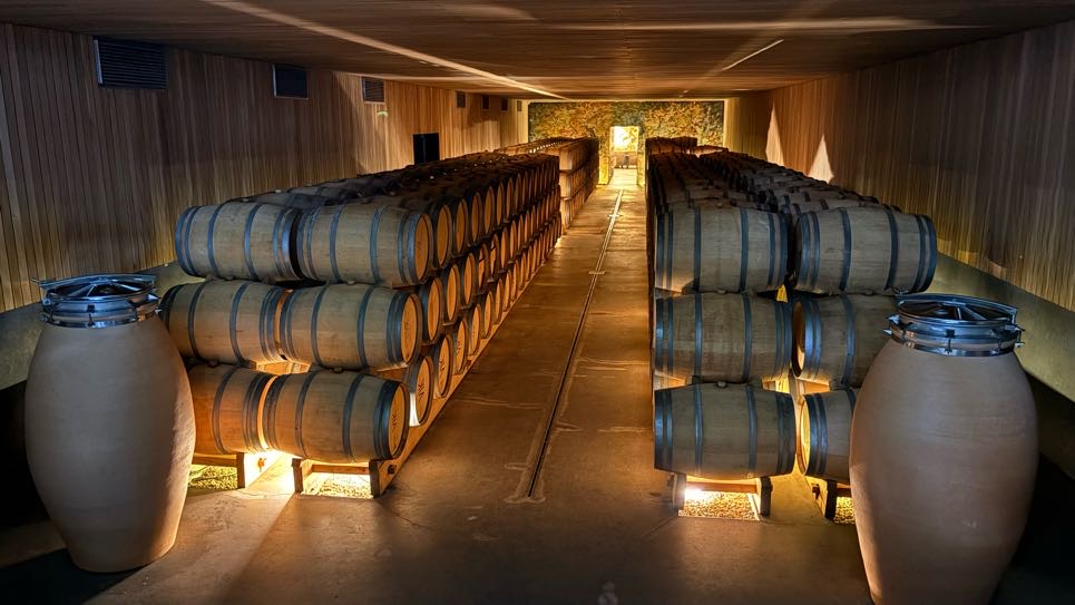 Sala de barricas da Viña VIK